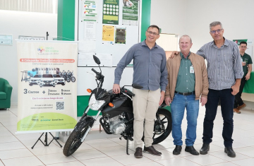 Dexis Instituto e Instituto Cocamar entregam moto a ganhador da campanha União Solidária